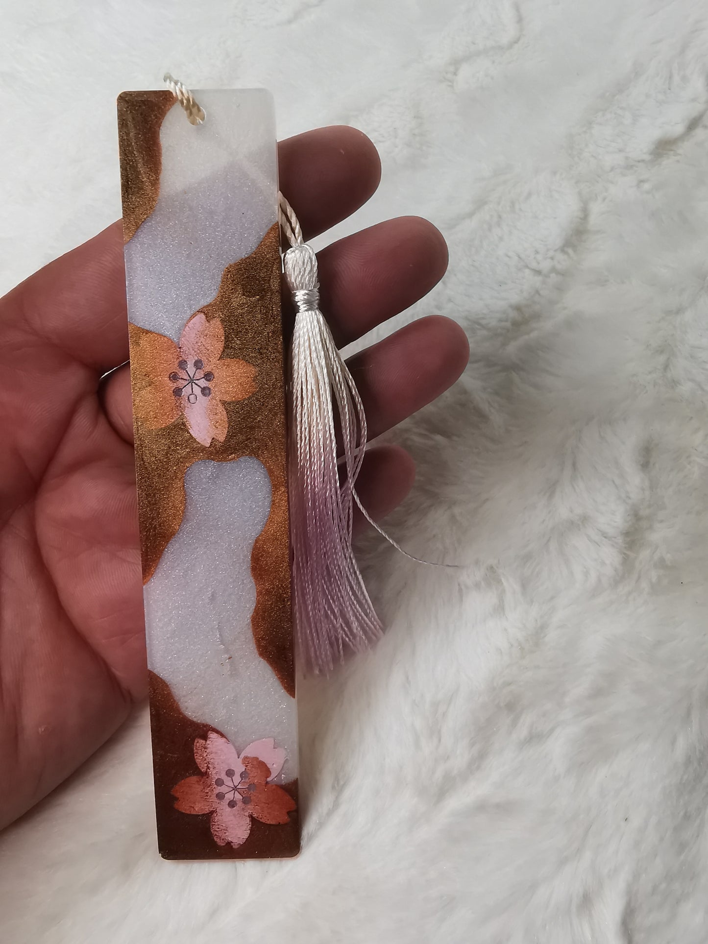 marque page blanc et marron avec fleurs rose