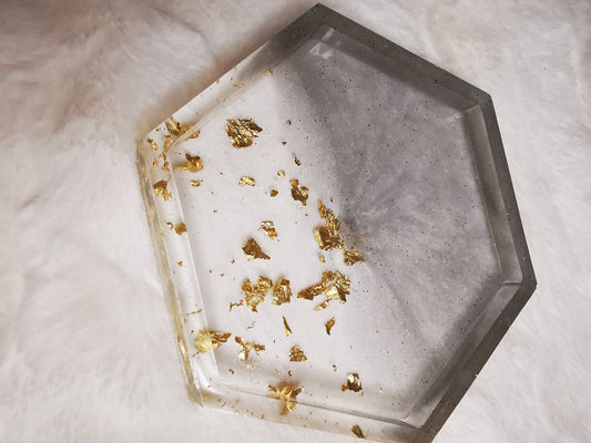 vide poche transparent et gris avec des feuilles d'or