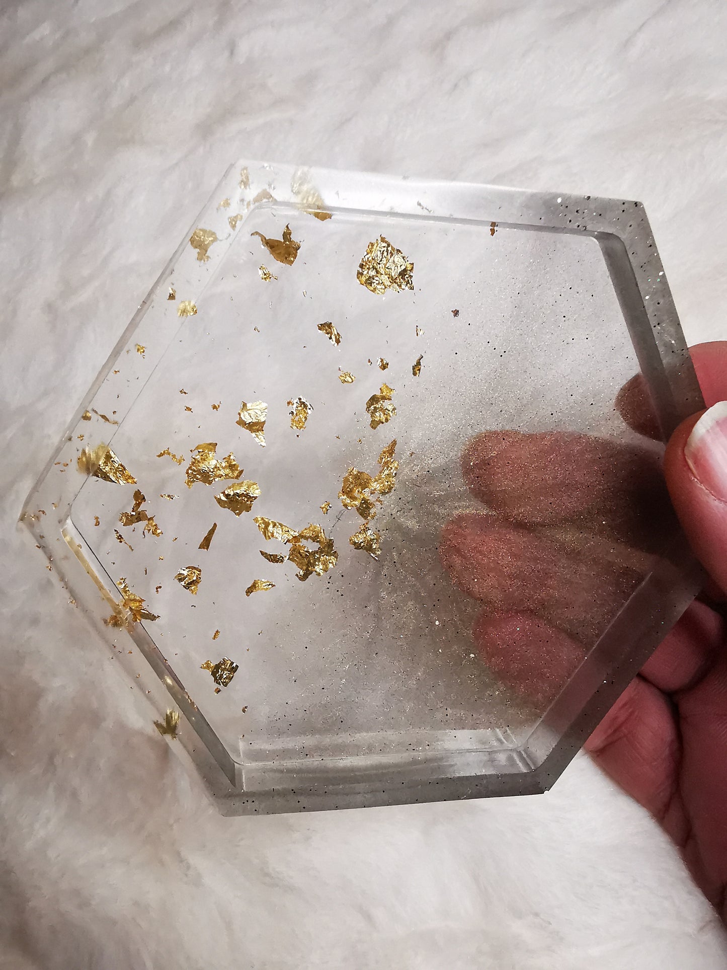 vide poche transparent et gris avec des feuilles d'or