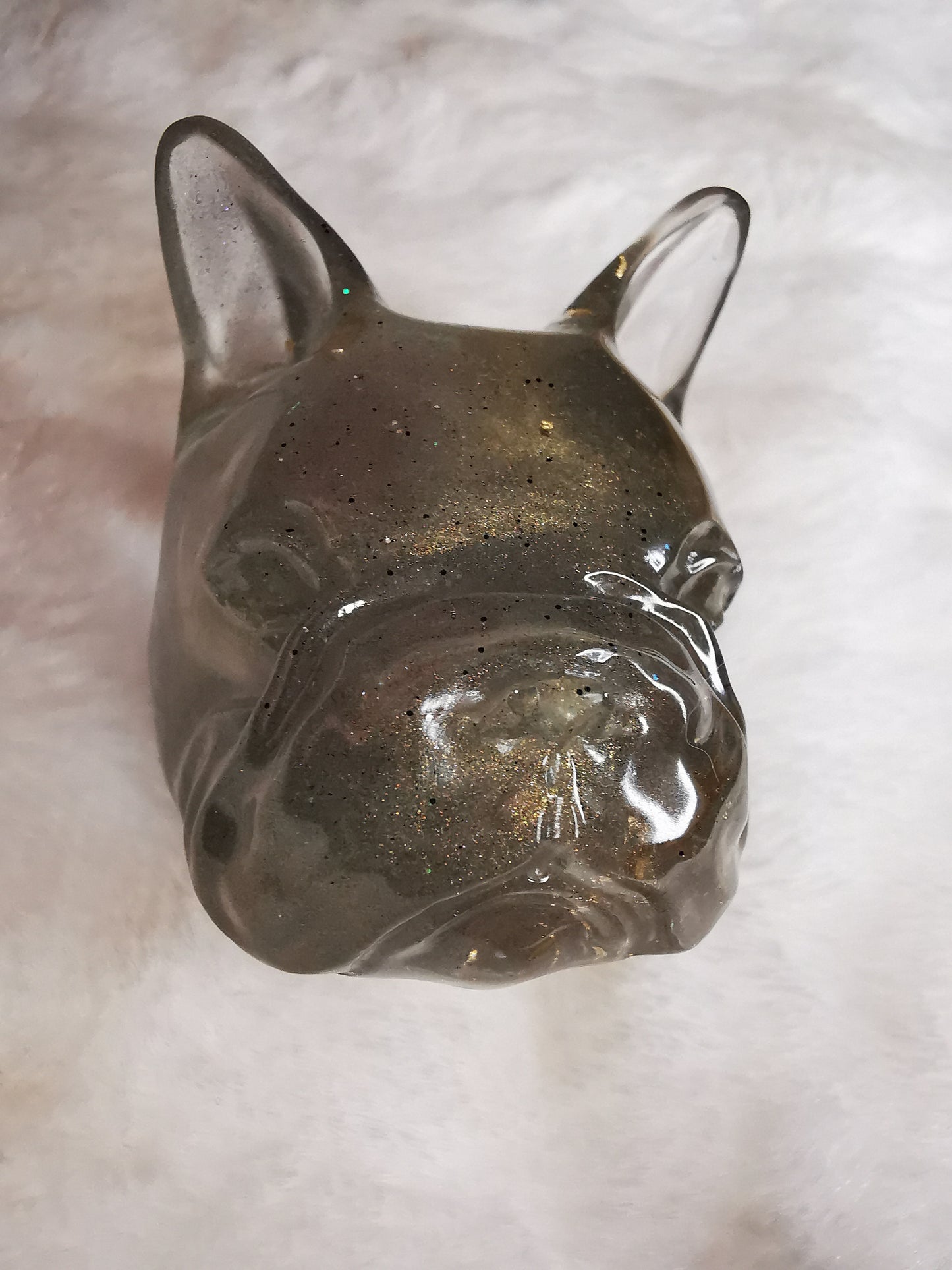 Bouledog français décoratif gris or avec des feuilles d'or