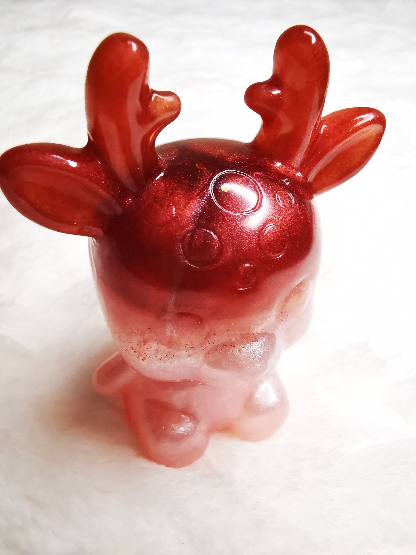 Biche décorative rouge et rose pâle