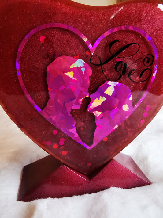 Coeur sur socle rouge avec inscription holographique ( St valentin)