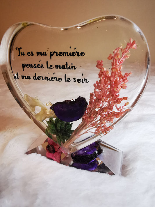 Coeur sur socle transparent avec fleur et inscription (St valentin)