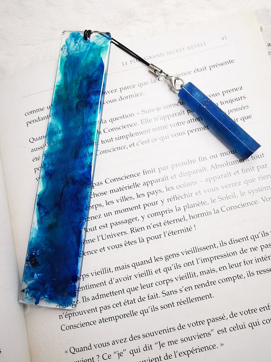 marque page bleu avec feuille d'argent et or