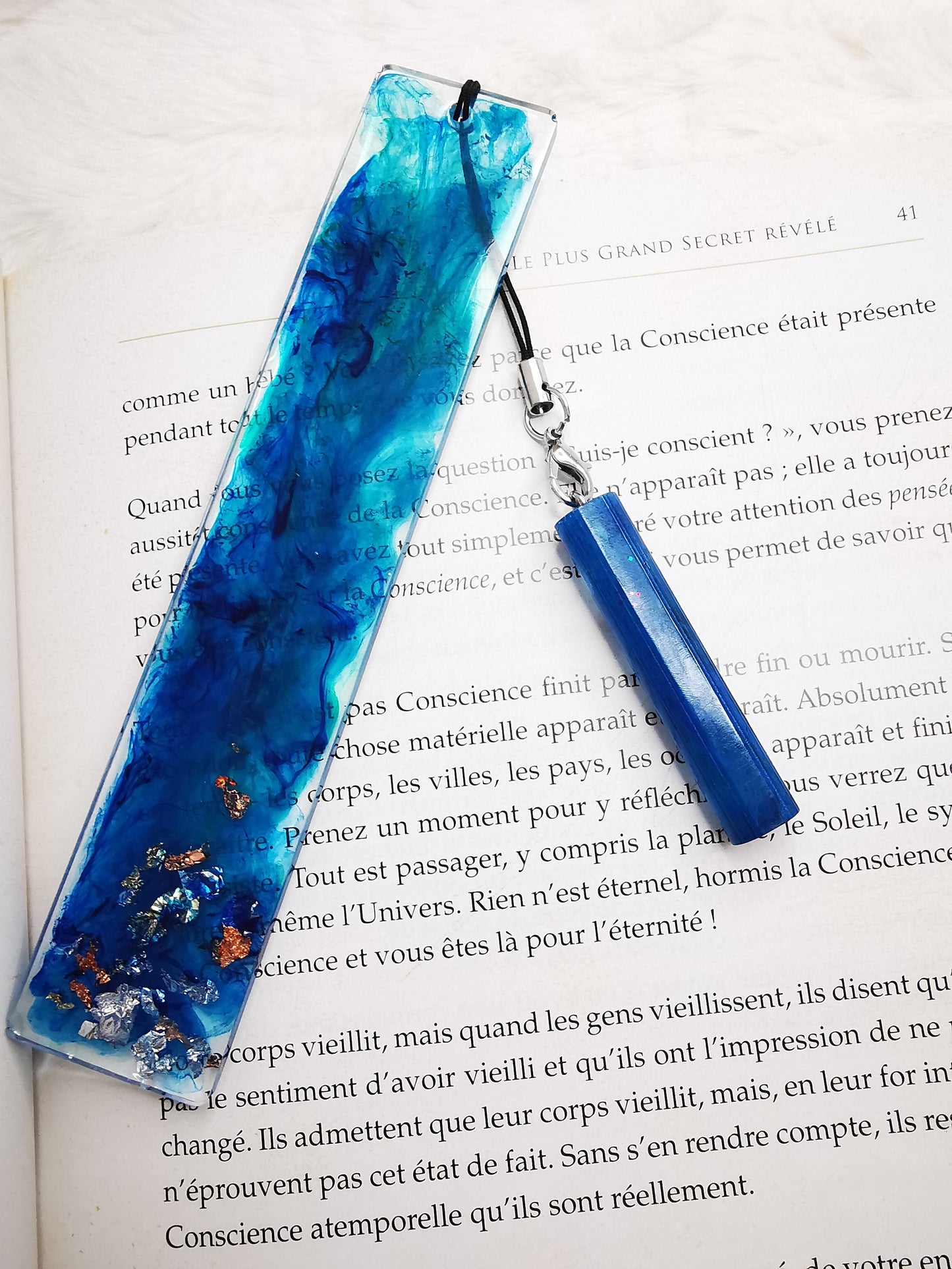 marque page bleu avec feuille d'argent et or