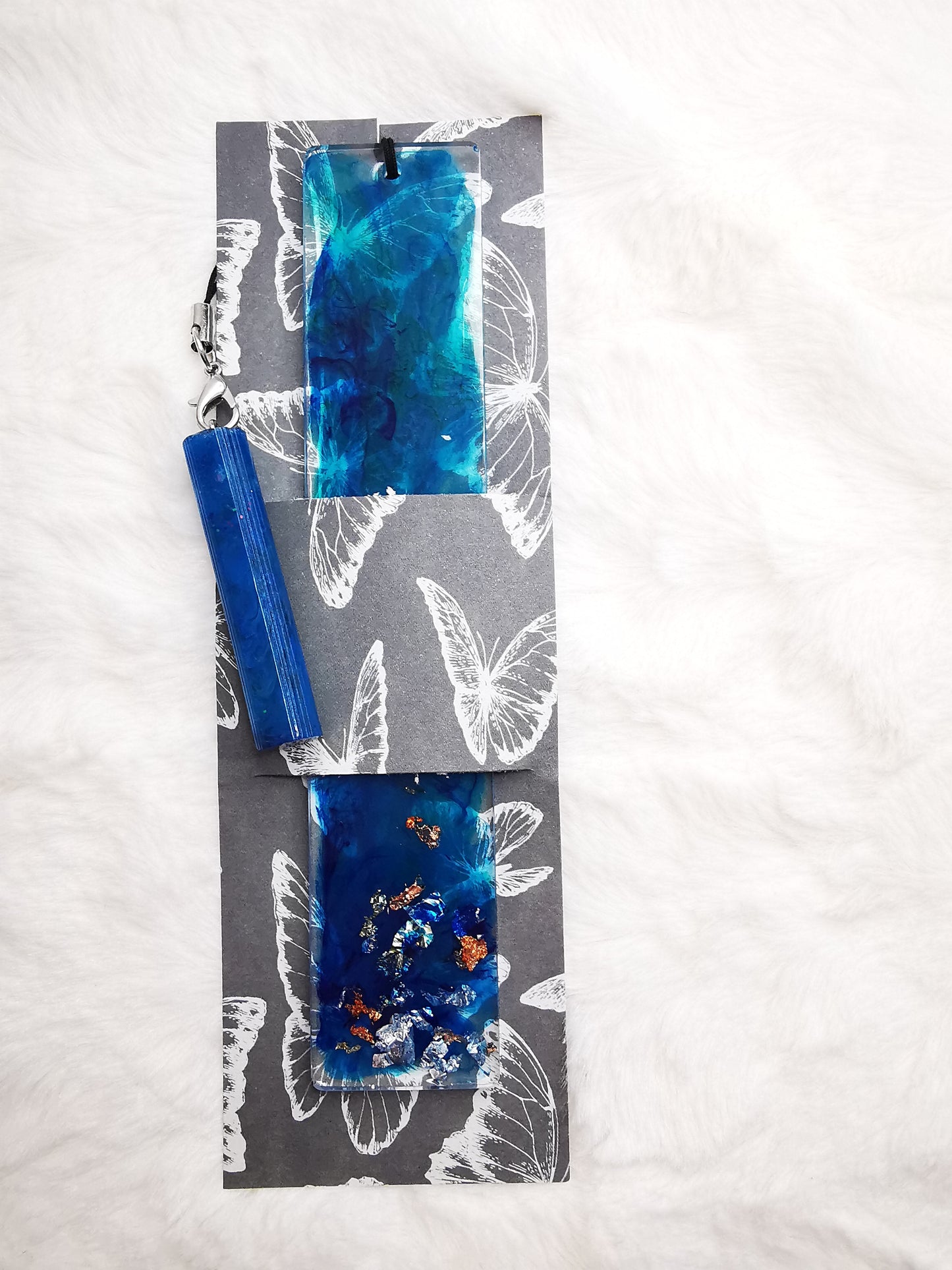 marque page bleu avec feuille d'argent et or