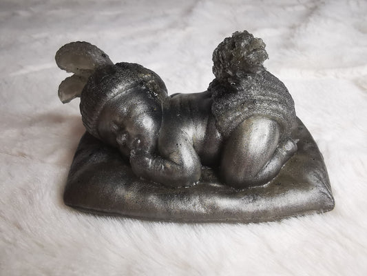 bébé sur son coussin