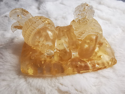 bébé sur son coussin avec feuille d'or